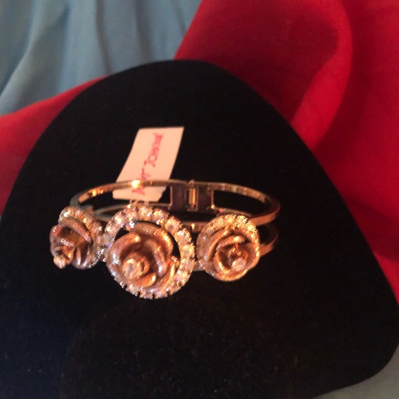 NWT Betsey Johnson Rose Hinge Bracelet - Picture 4 of 8